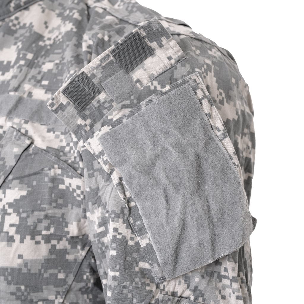 Blusa US Army ACU digital original usada, bolsillos inclinados y cierre en cuello