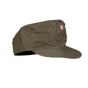 Gorra austriaca verde usada, vista frontal con visera y detalle del tejido
