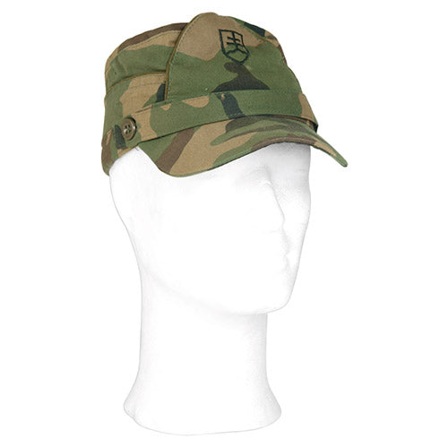 Gorra de campo eslovaca Vz.97 usada con emblema SK en patrón camuflaje