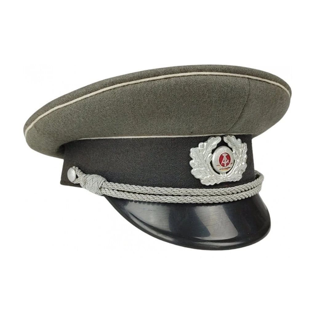 Brigadýrka NVA oficial original gris con ribete blanco, imagen del producto