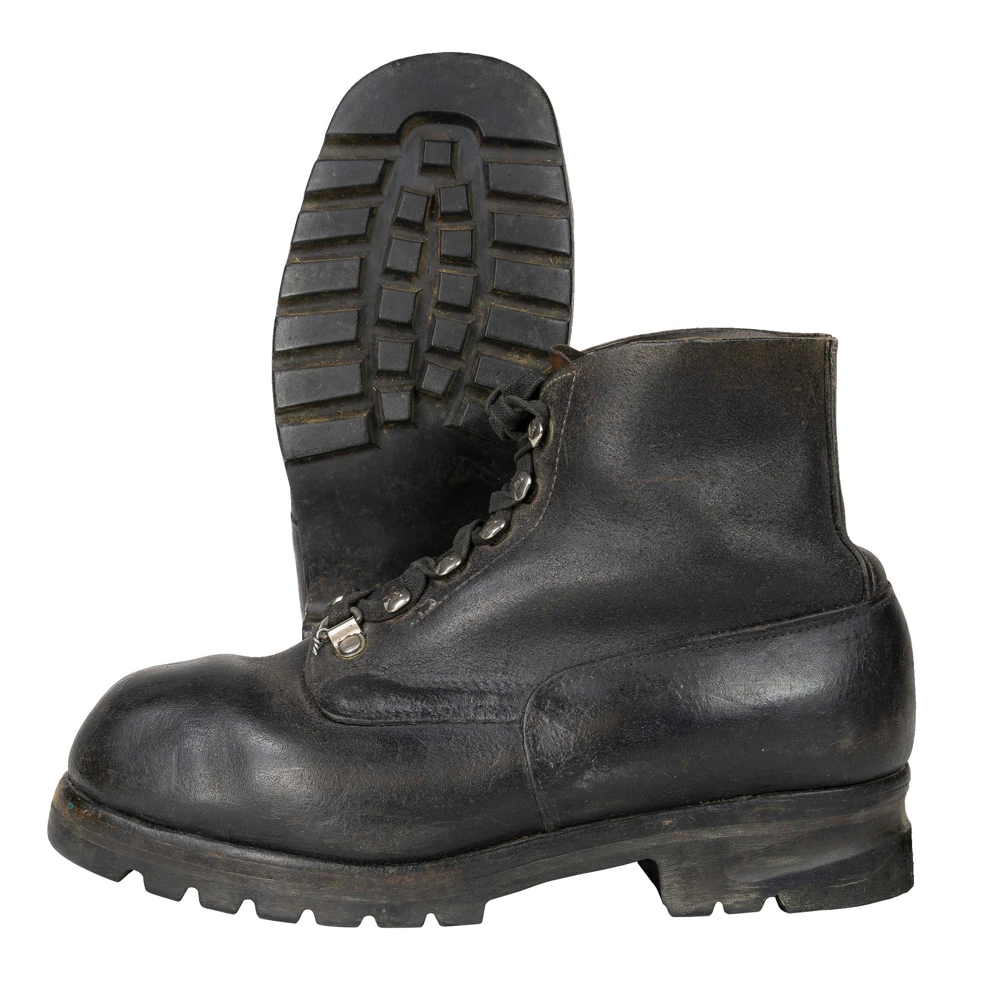 Botas de montaña suizas usadas de cuero con suela de goma