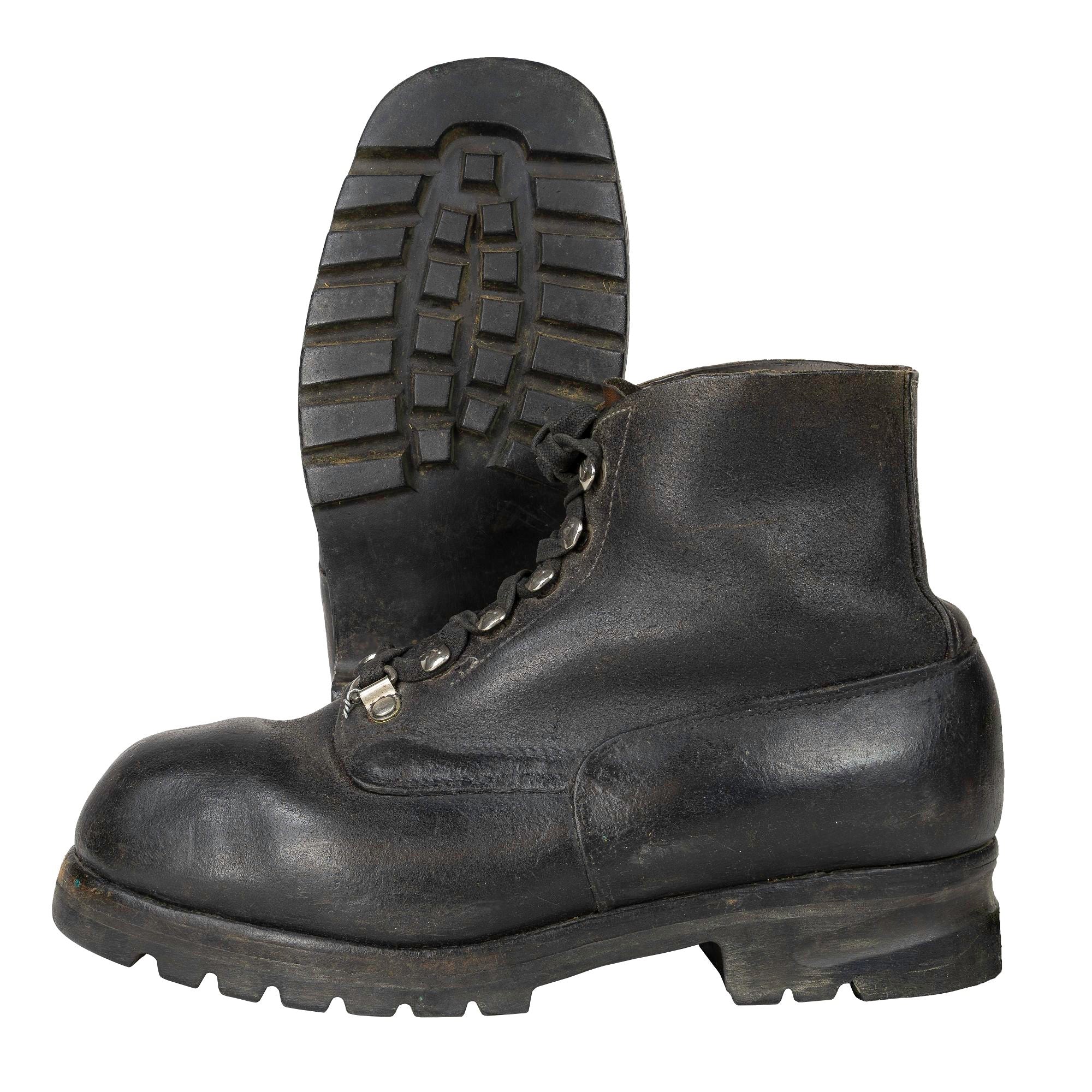 Botas de montaña suizas usadas de cuero con suela de goma