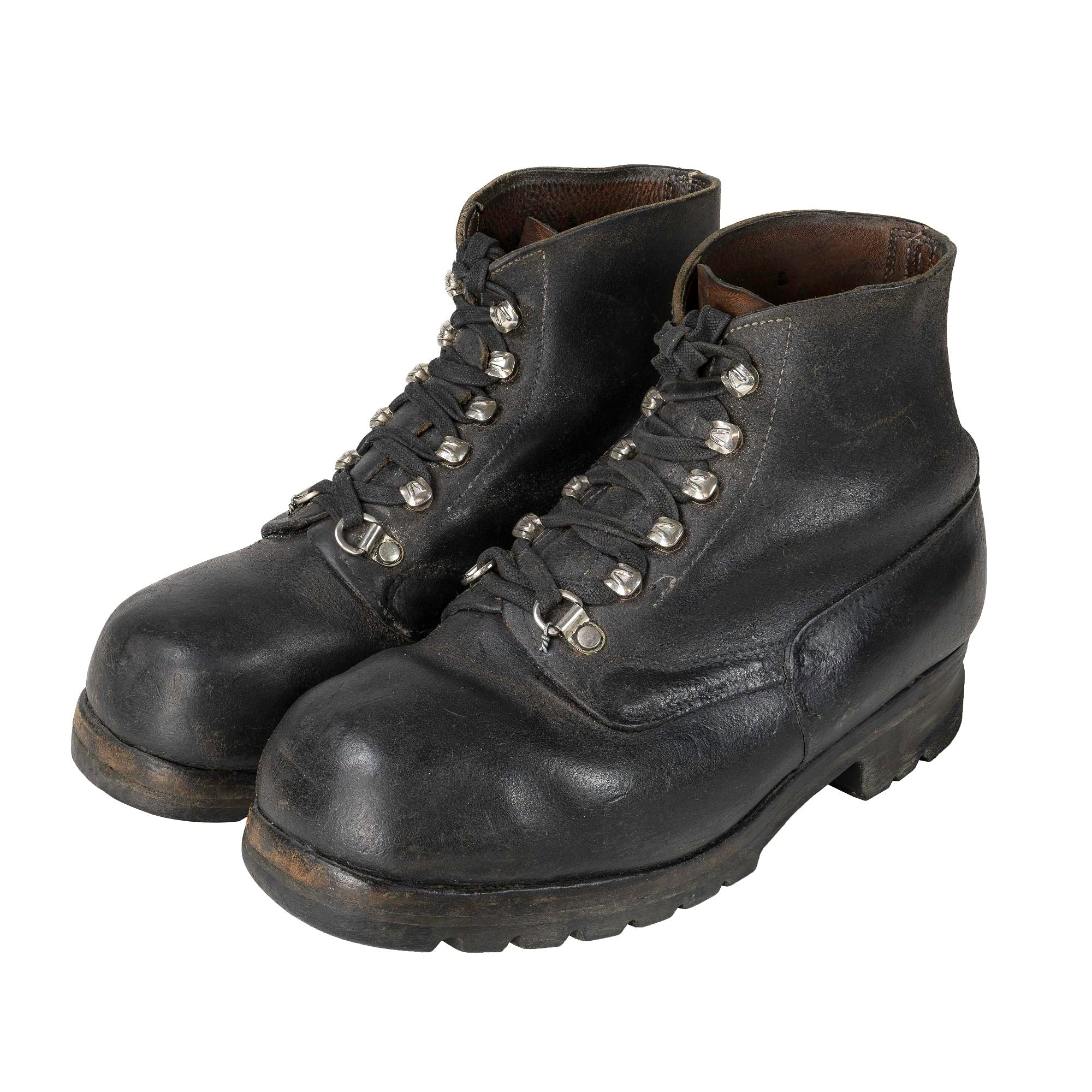 Botas de montaña suizas usadas de cuero con suela de goma