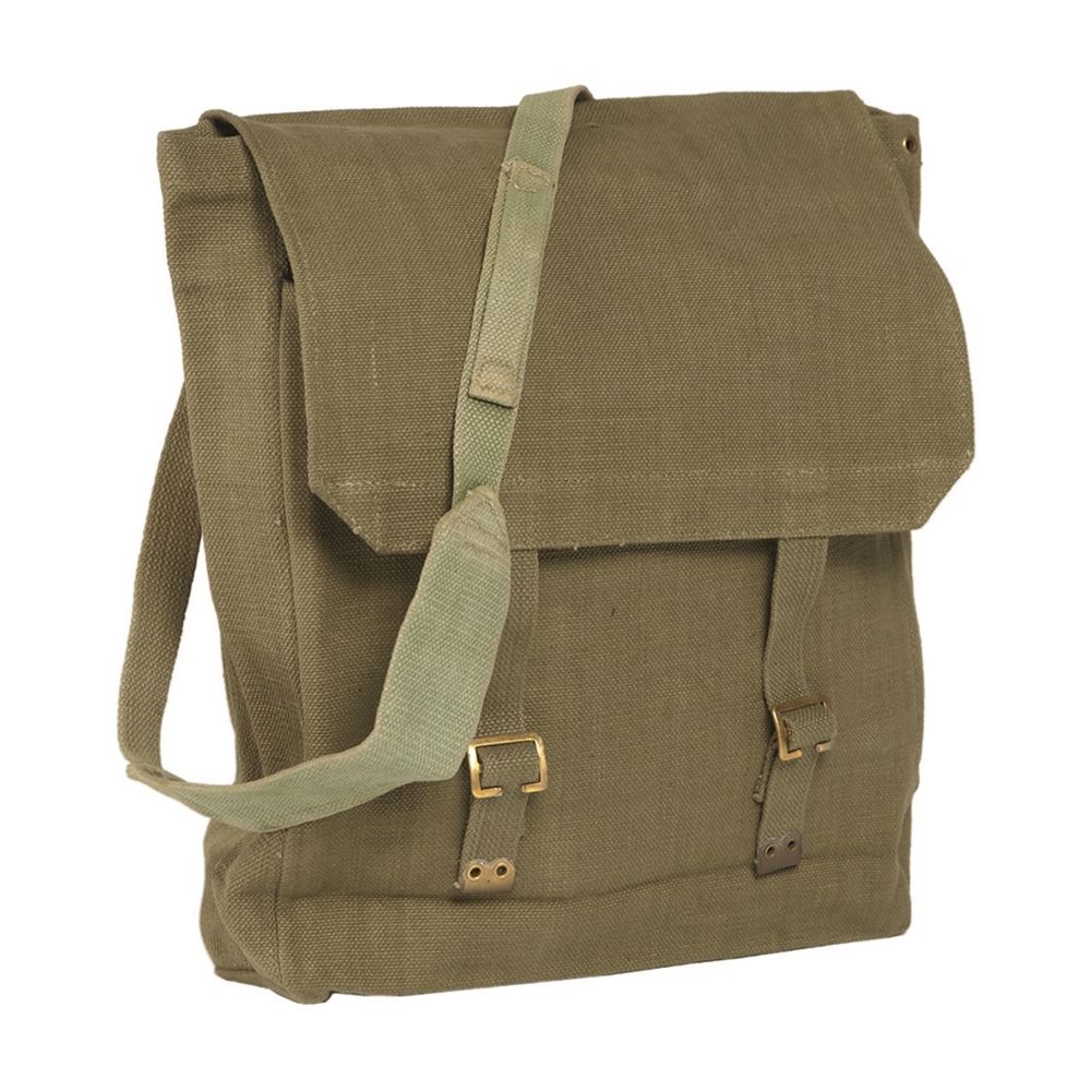Bolsa militar británica M37 usada con correa al hombro