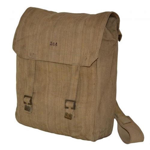 Bolsa militar británica M37 usada con correa al hombro