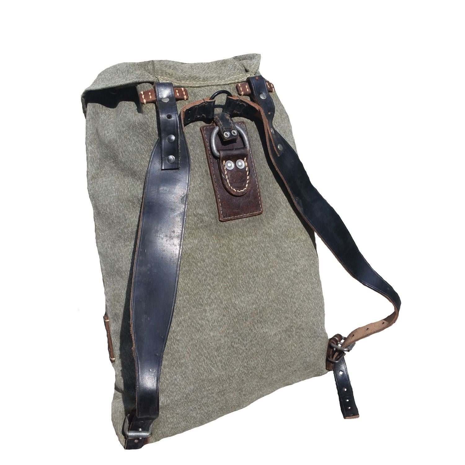 Mochila suiza usada con correas de cuero, vista frontal (ID 91403400)