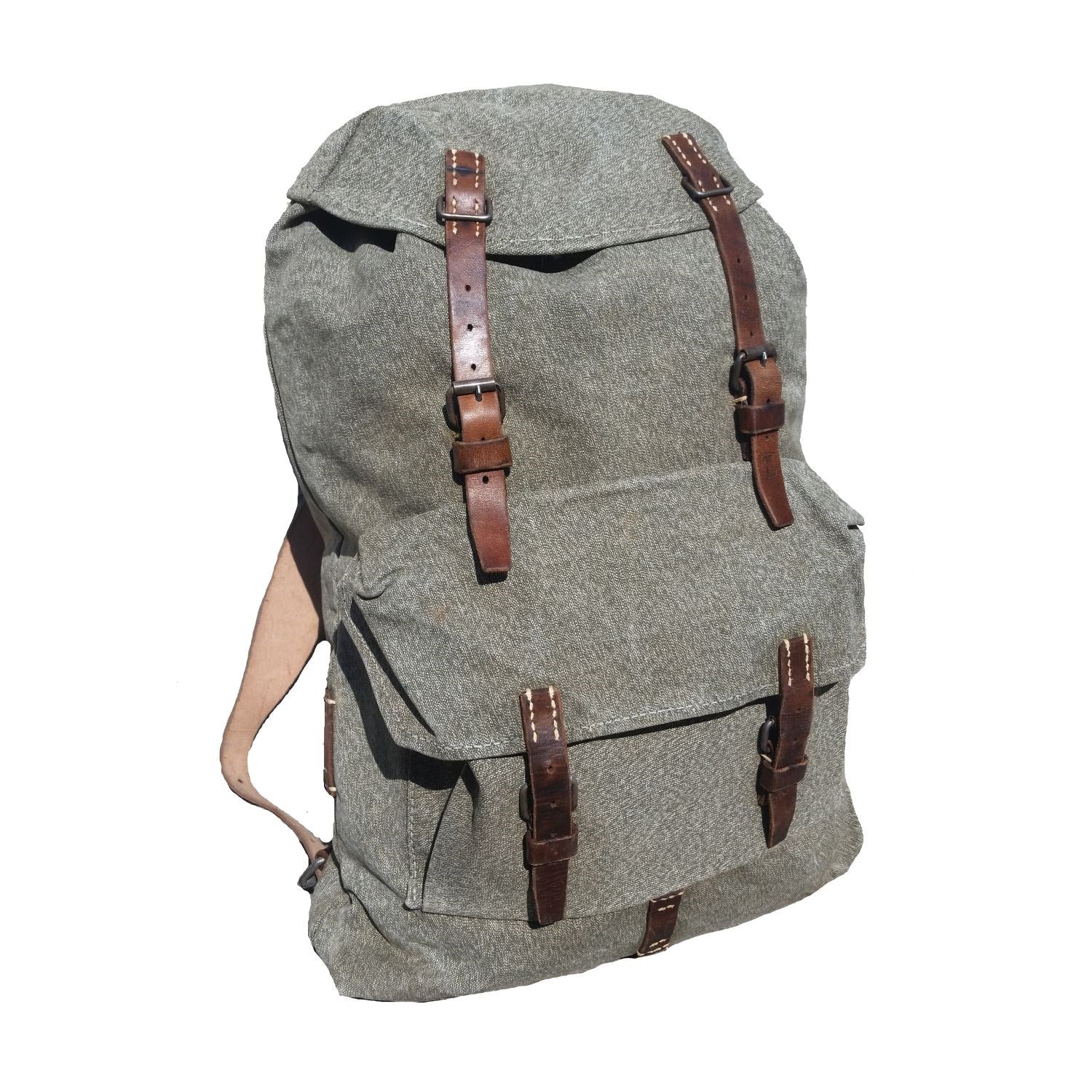 Mochila suiza usada con correas de cuero, vista frontal (ID 91403400)