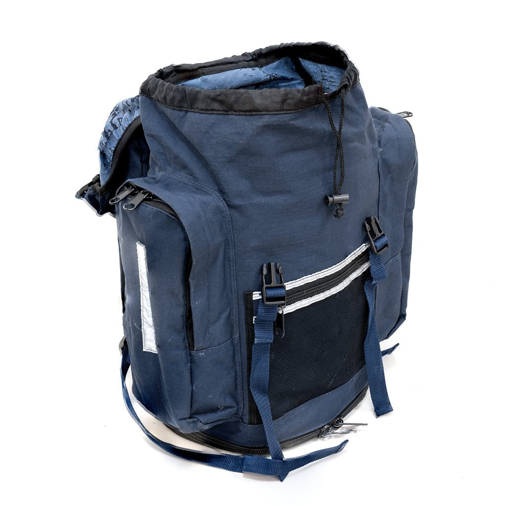 Mochila RAF británica mediana azul usada con tirantes ajustables y respaldo acolchado