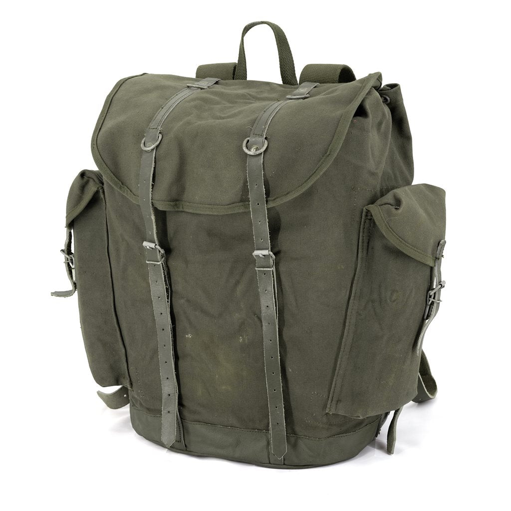Mochila BW montaña verde con correas de cuero, original usada (91404202)