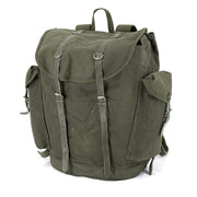Mochila BW montaña verde con correas de cuero, original usada (91404202)