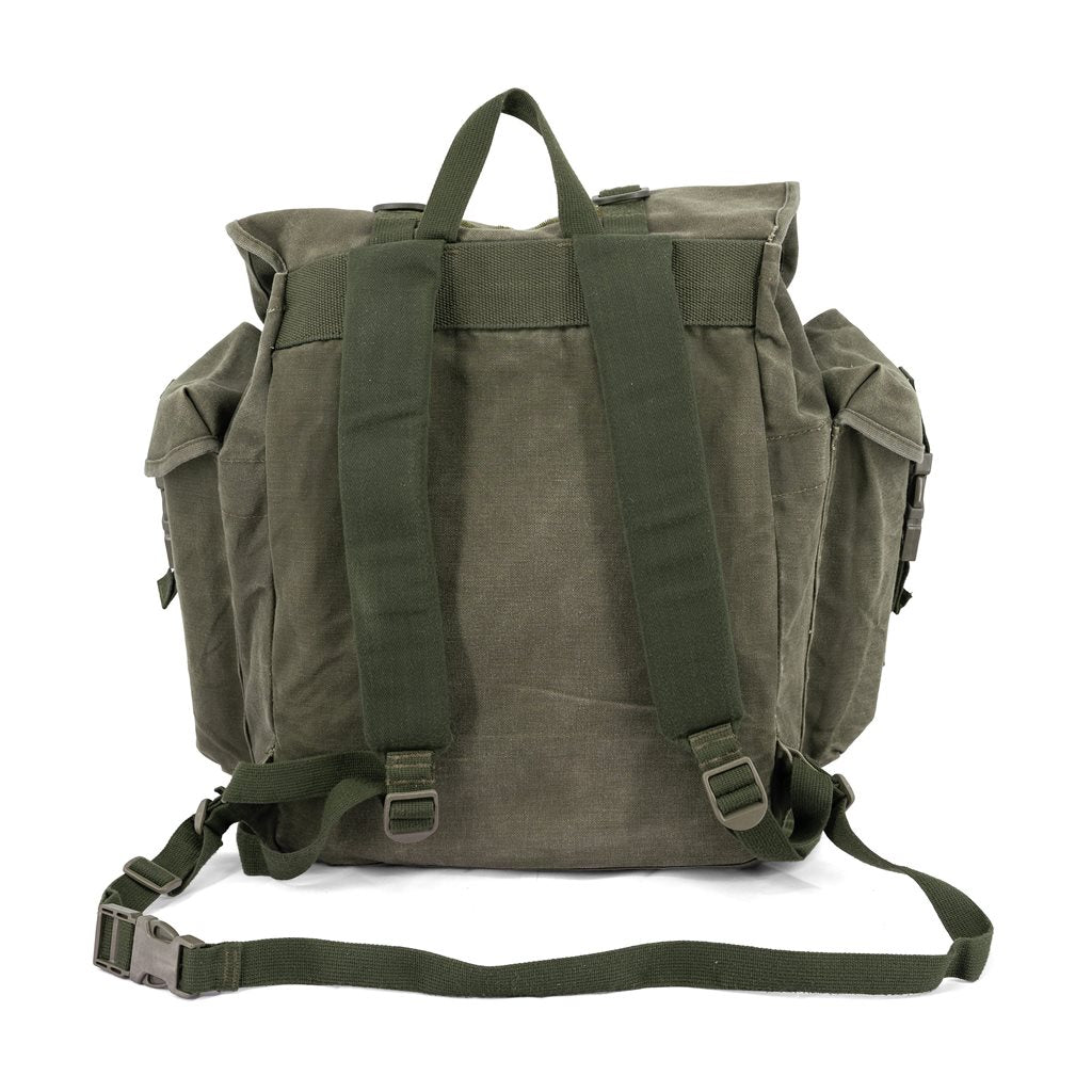 Mochila BW verde de montaña original usada, lona con bolsillos laterales y cordones