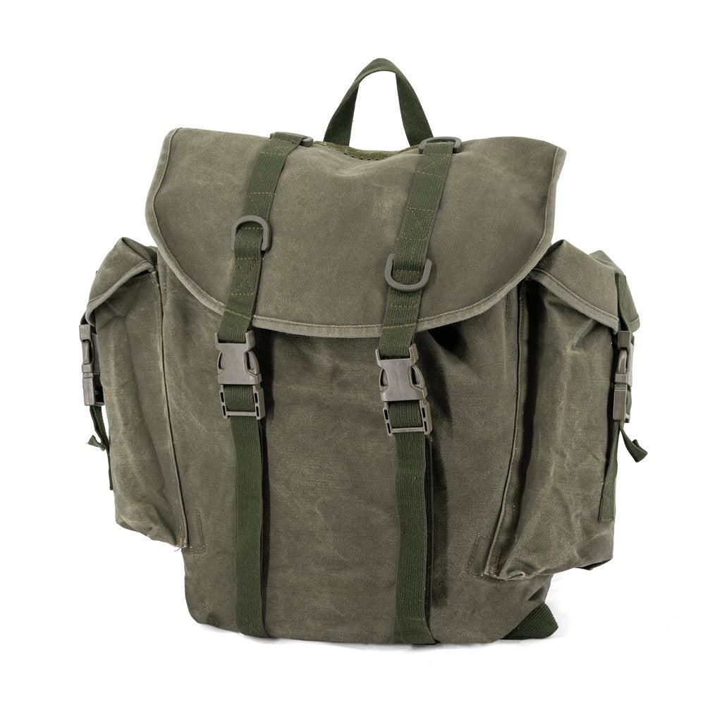 Mochila BW verde de montaña original usada, lona con bolsillos laterales y cordones