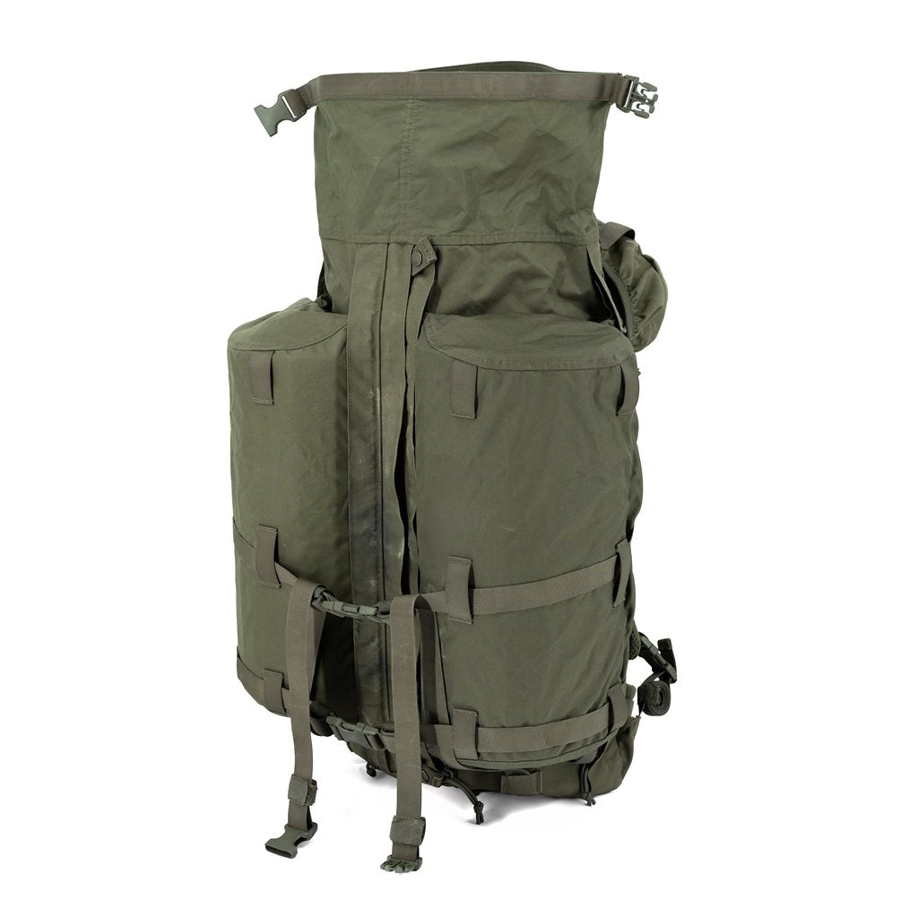 Mochila Bundeswehr Snigel Daypack verde con bolsillos laterales - usada