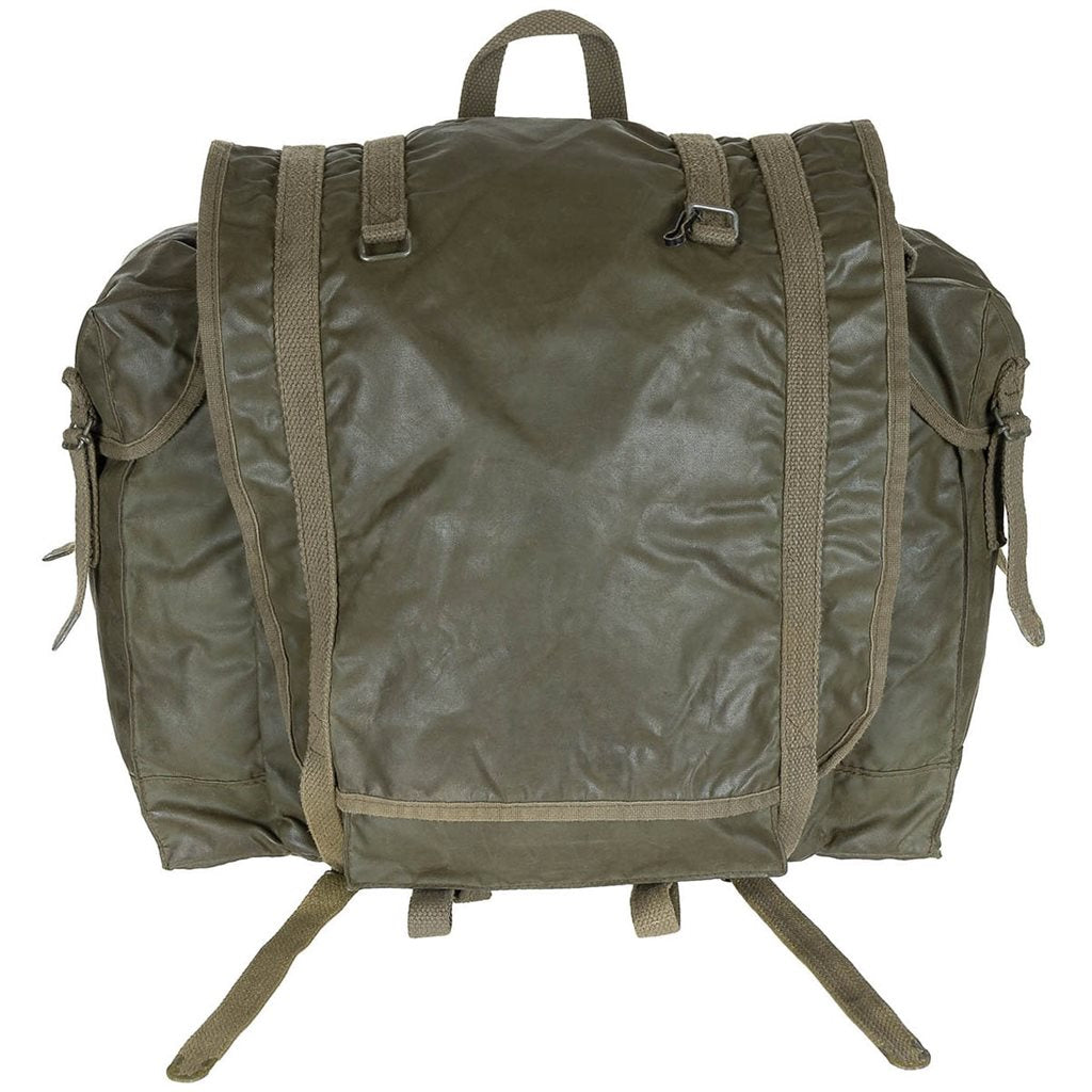 Mochila francesa F1 pequeña verde usada con fondo y tapa recubiertos de goma y múltiples correas