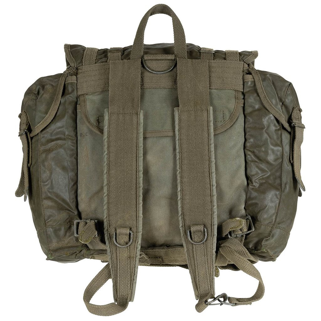 Mochila francesa F1 pequeña verde usada con fondo y tapa recubiertos de goma y múltiples correas