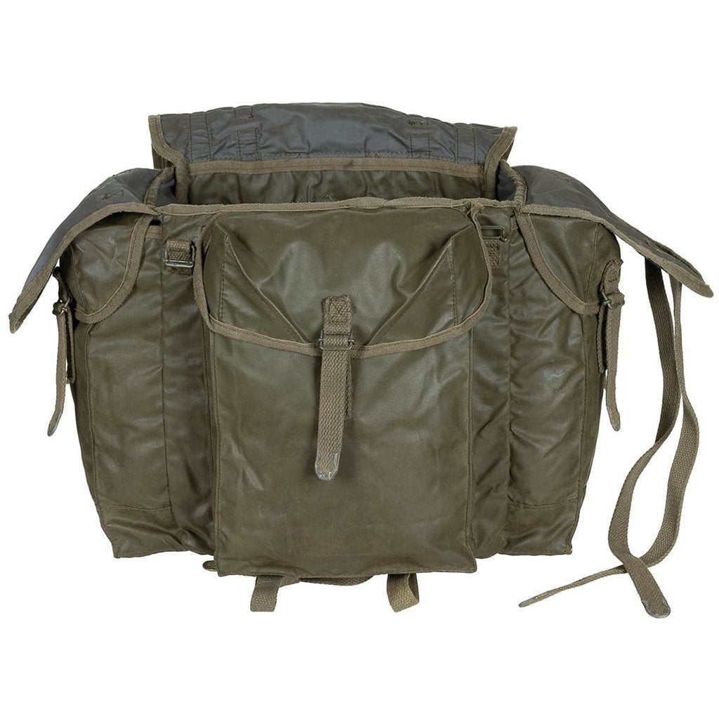 Mochila francesa F1 pequeña verde usada con fondo y tapa recubiertos de goma y múltiples correas