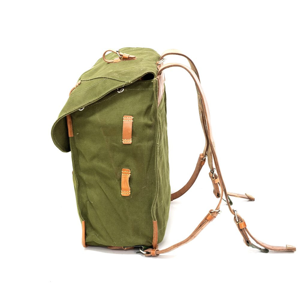 Mochila de lona rumana usada con correas de cuero, original del ejército (ID 91406620)