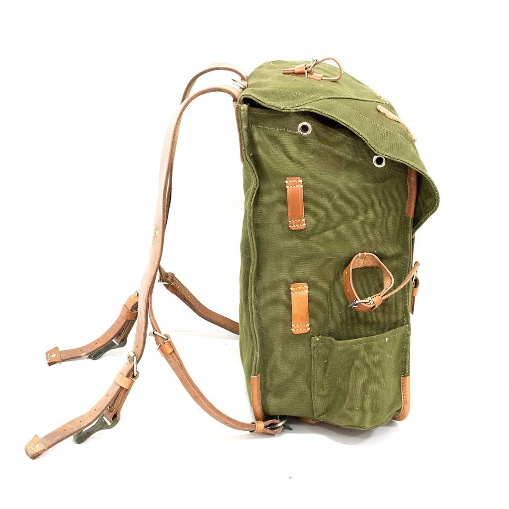 Mochila de lona rumana usada con correas de cuero, original del ejército (ID 91406620)