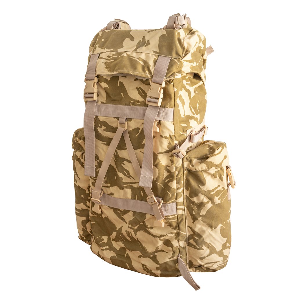 Mochila rumana grande DESERT 90 L usada con armazón color arena, vista general