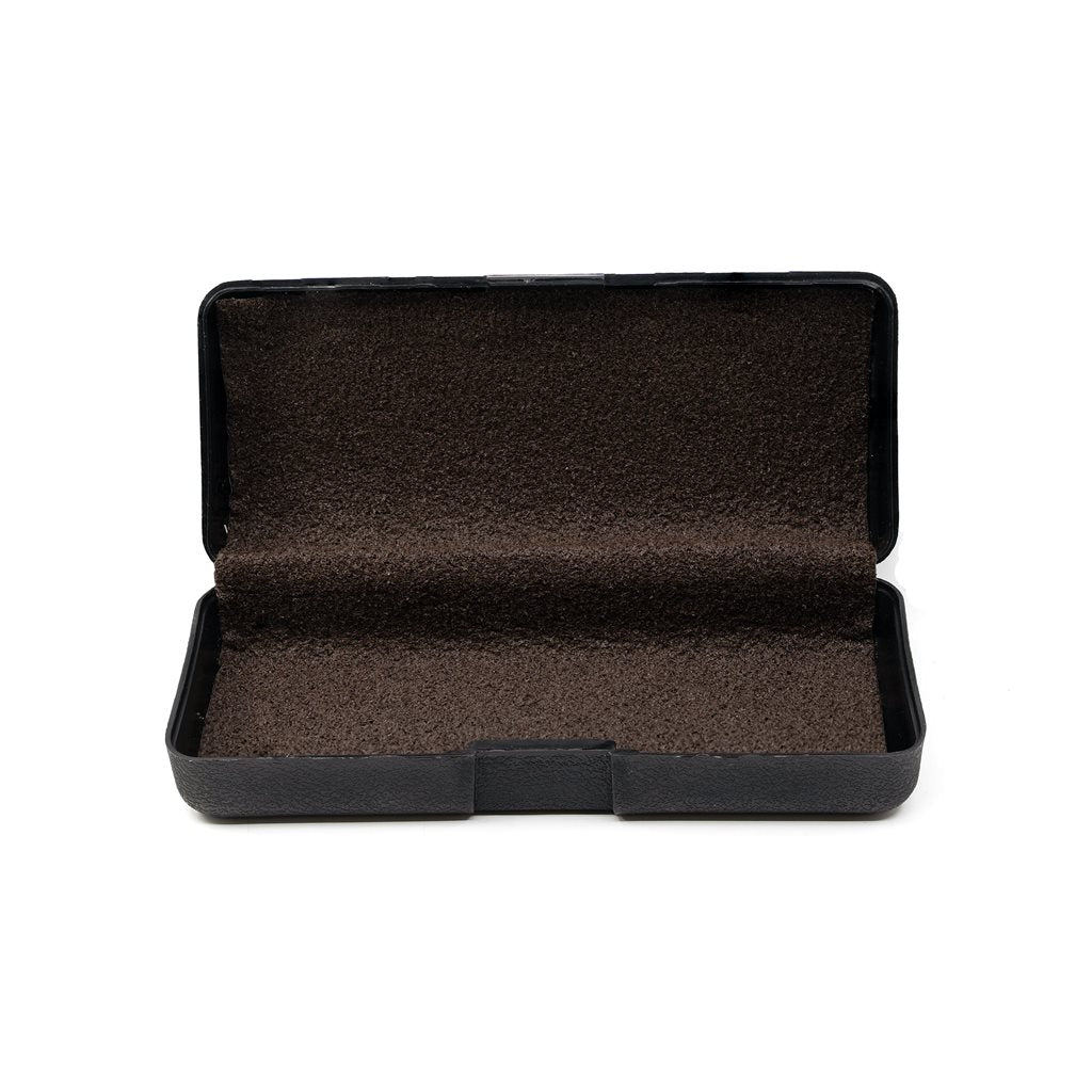 Funda para gafas acolchada de plástico negra usada