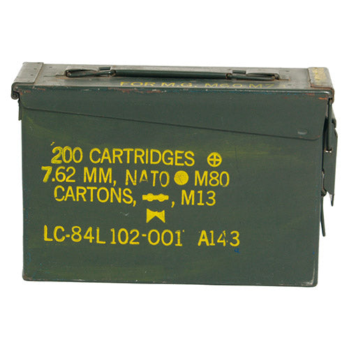 Caja metálica de munición CAL.30 usada, pequeña, con asa y cierre, dimensiones aprox. 26×10×18 cm