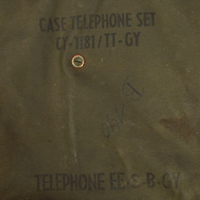 Teléfono de campaña US EE8 usado en funda de tela original