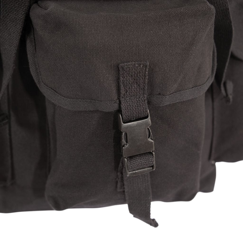 Mochila canvas OUTFITTER negra de lona con solapa, cierre de cordón y hebillas fastex, tres bolsillos exteriores