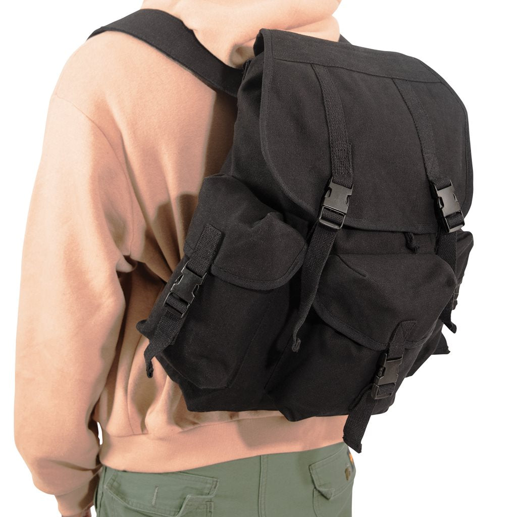 Mochila canvas OUTFITTER negra de lona con solapa, cierre de cordón y hebillas fastex, tres bolsillos exteriores