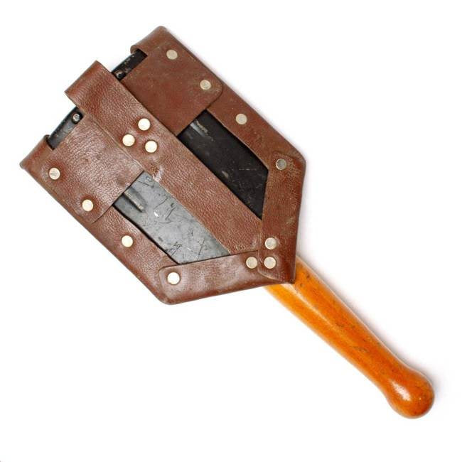 Pala plegable rumana militar usada con funda de cuero
