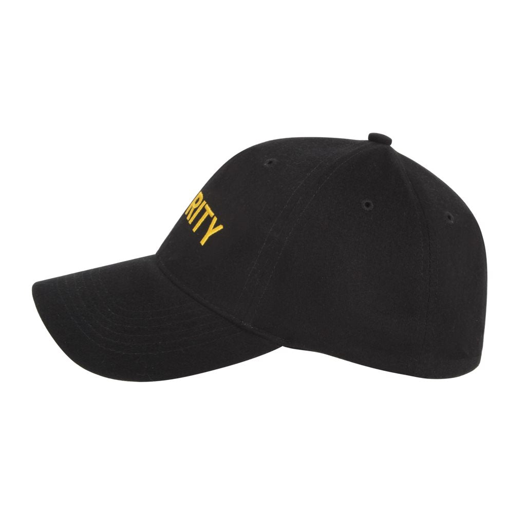 Gorra baseball negra con texto amarillo 'SECURITY' y cierre ajustable con hebilla metálica