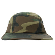 Gorra Woodland con dos orificios laterales de ventilación y correa de cuero ajustable