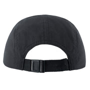 Gorra rip-stop negra con orificios de ventilación laterales y cierre ajustable de plástico