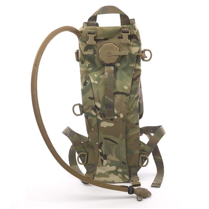 Sistema de hidratación CamelBak original usado por el ejército, depósito y tubo visibles