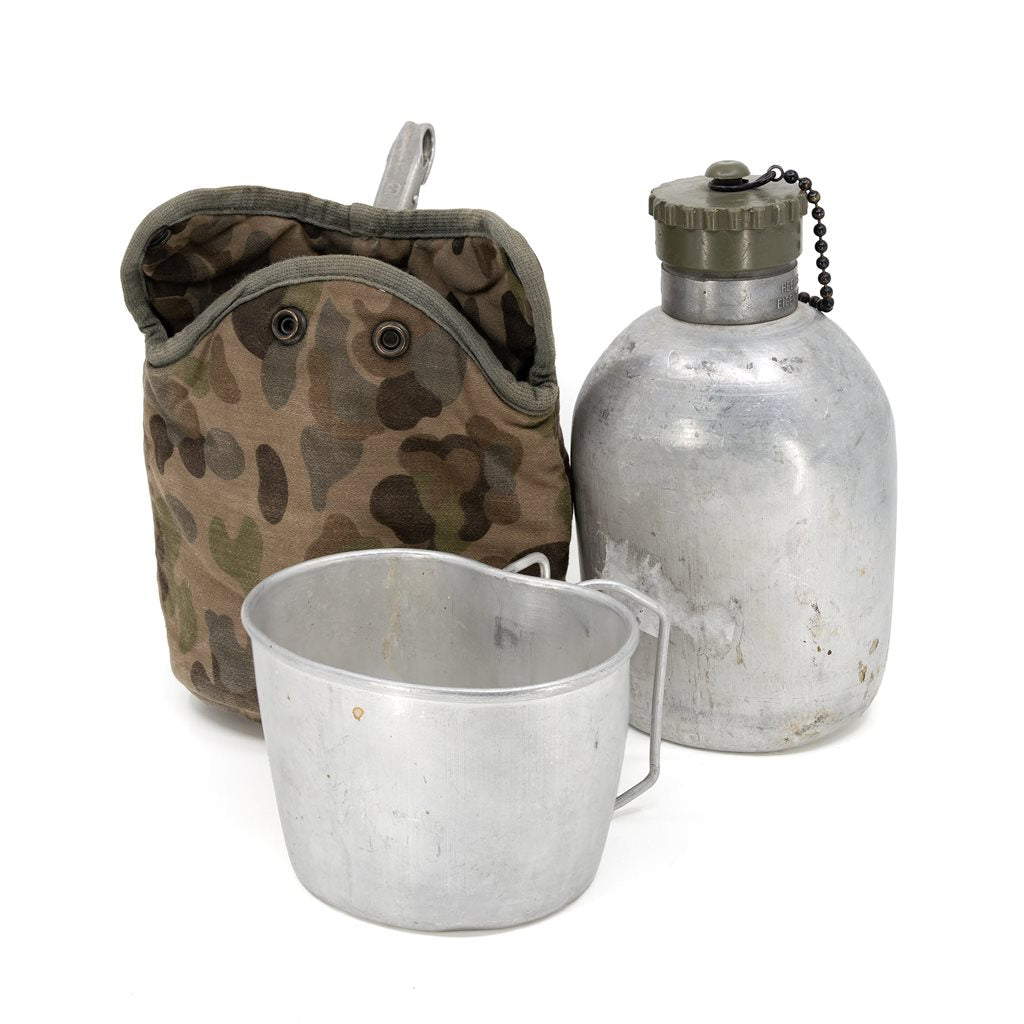 Cantimplora de campaña de aluminio austríaca con funda camuflaje K4 y boquilla (usada)