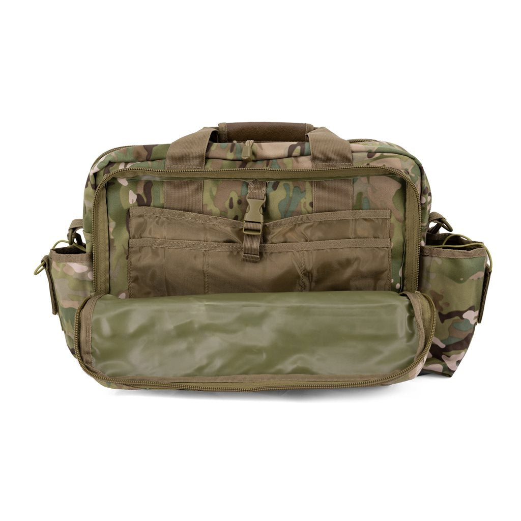 Bolsa bandolera UNIVERS MULTICAMO en patrón multicamo, vista frontal con correa y solapa, para documentos y portátil