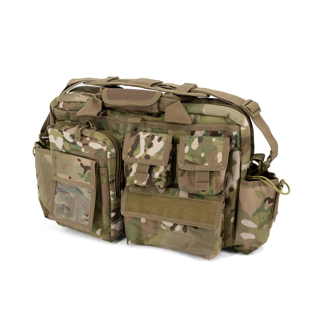 Bolsa bandolera UNIVERS MULTICAMO en patrón multicamo, vista frontal con correa y solapa, para documentos y portátil