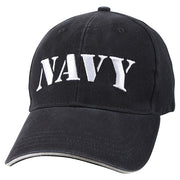 Gorra perfil bajo oscura con bordado NAVY y visera triple reforzada