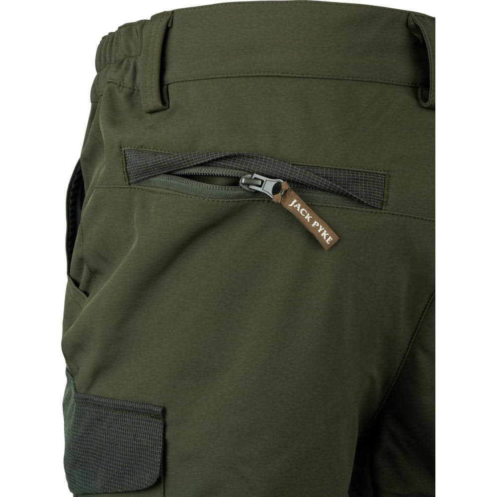 Pantalones softshell verdes con seis bolsillos y refuerzo en las rodillas