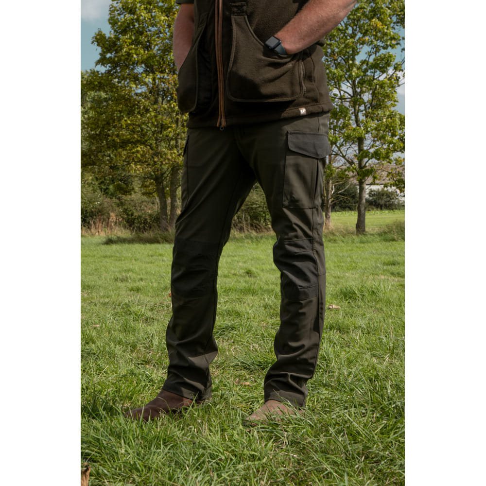Pantalones softshell verdes con seis bolsillos y refuerzo en las rodillas