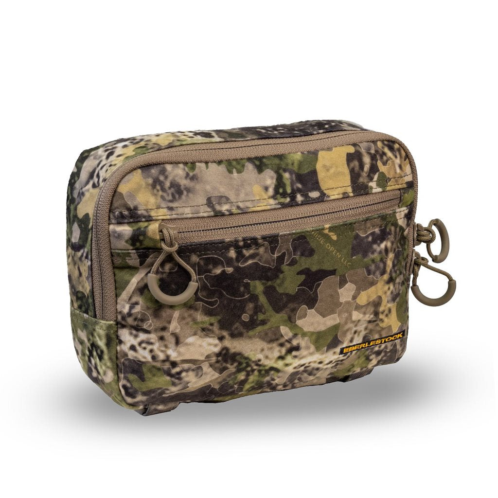 Funda A2SP Eberlestock compatible con MOLLE/PALS, vista que muestra dos bolsillos con cremalleras y tiradores.