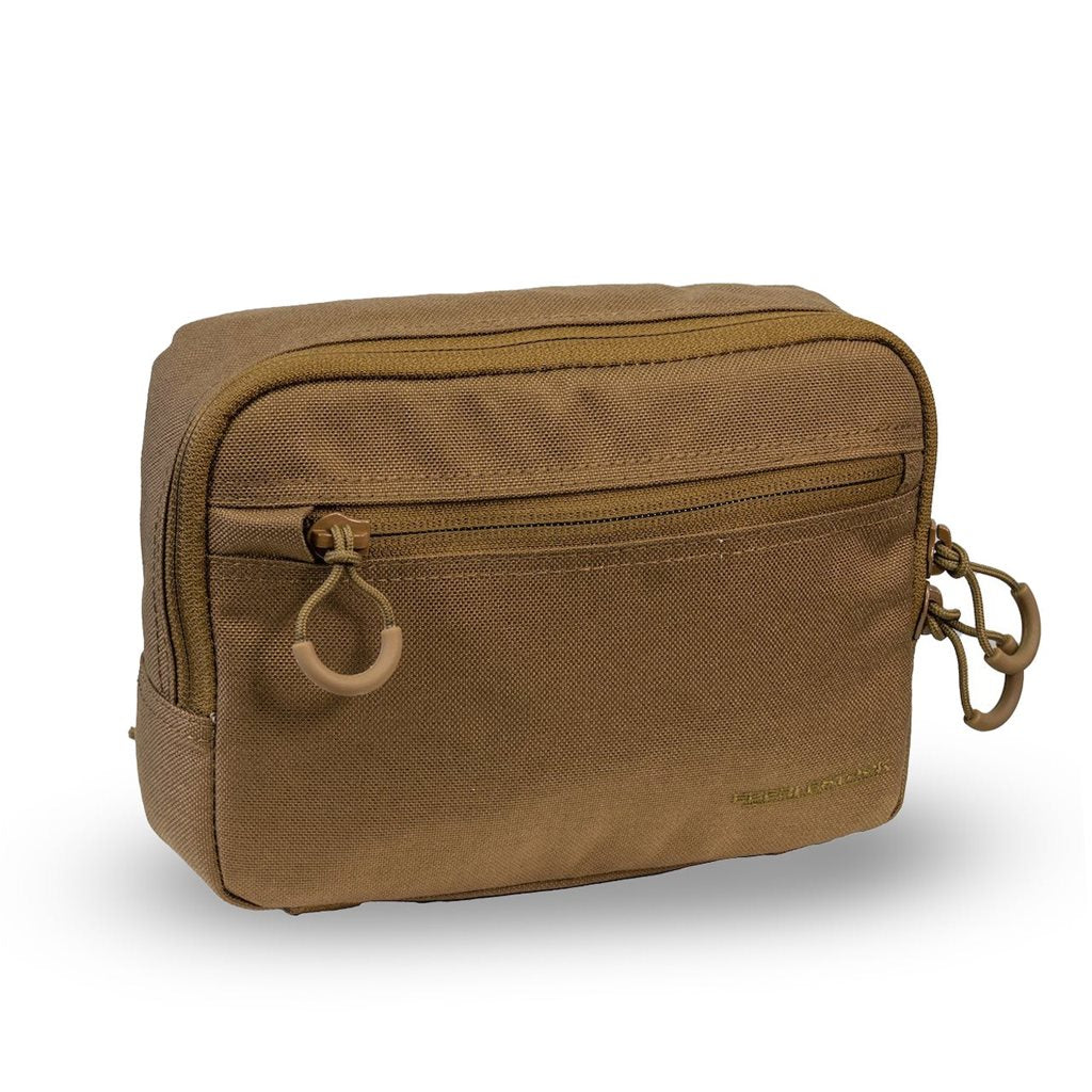 Funda A2SP Eberlestock compatible con MOLLE/PALS, vista que muestra dos bolsillos con cremalleras y tiradores.