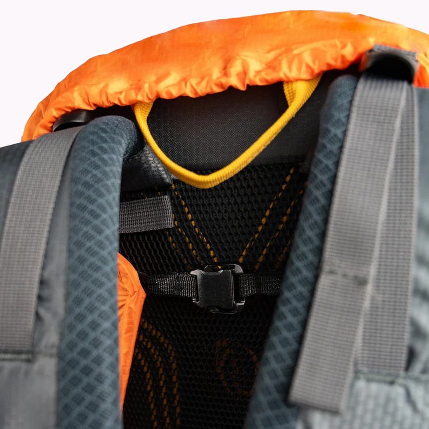 Funda impermeable y cortaviento para mochila 35–45 L, color negro