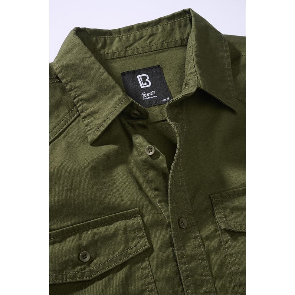 Camisa de franela verde, manga larga, corte recto con botones y dos bolsillos en el pecho