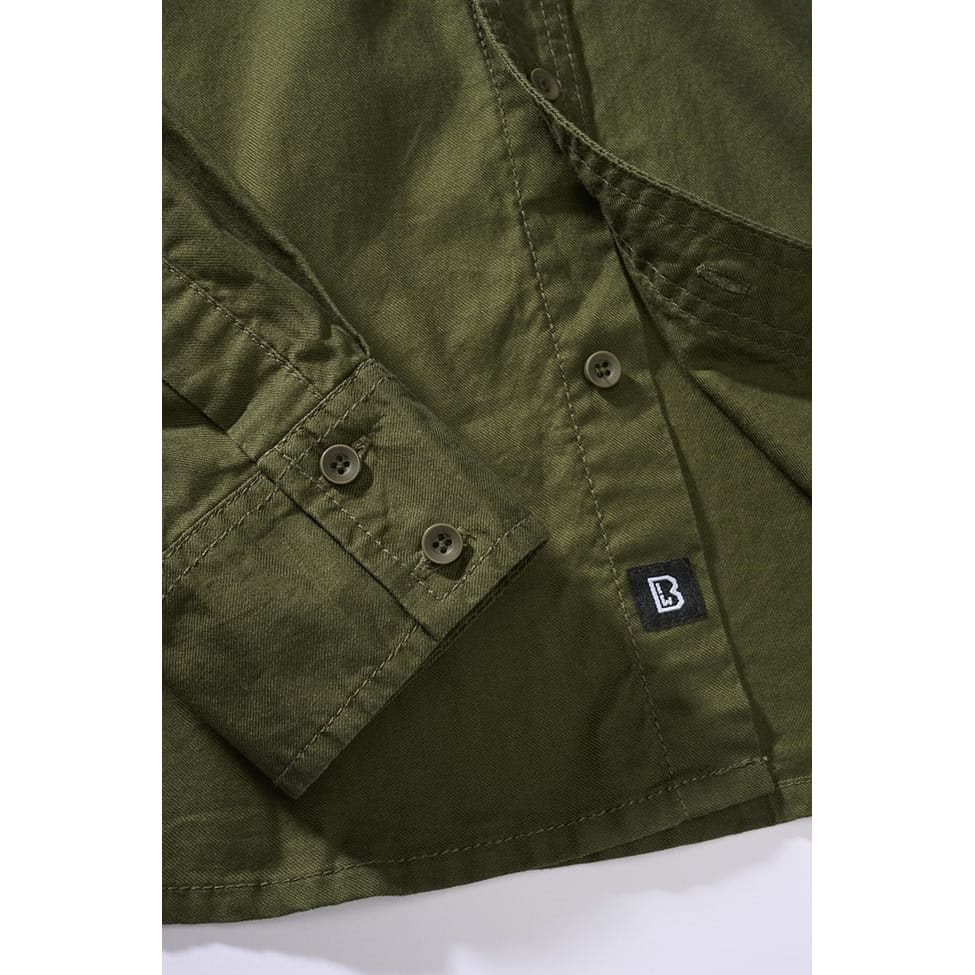 Camisa de franela verde, manga larga, corte recto con botones y dos bolsillos en el pecho