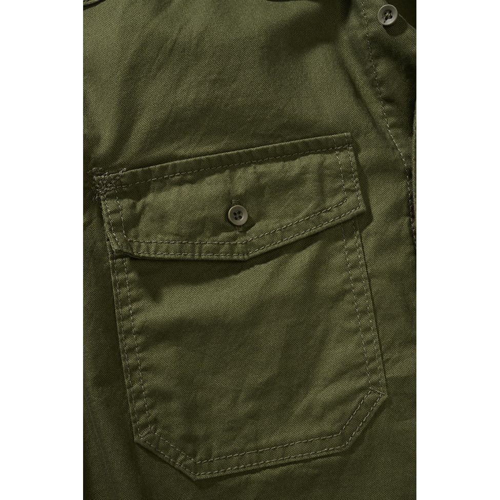 Camisa de franela verde, manga larga, corte recto con botones y dos bolsillos en el pecho