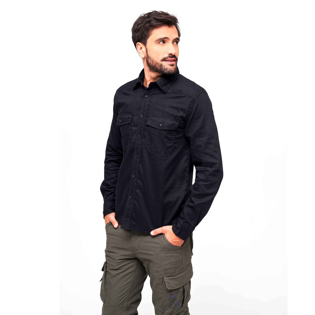 Camisa de franela negra manga larga con cierre de botones y dos bolsillos de pecho