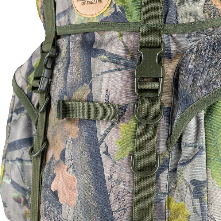 Mochila Bushcraft 25L camuflaje de caza, vista frontal con bolsillos laterales y cierre FASTEX