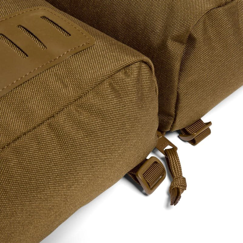 Bolsillos MMPS III 30L Earth Brown, dos bolsas laterales acopladas