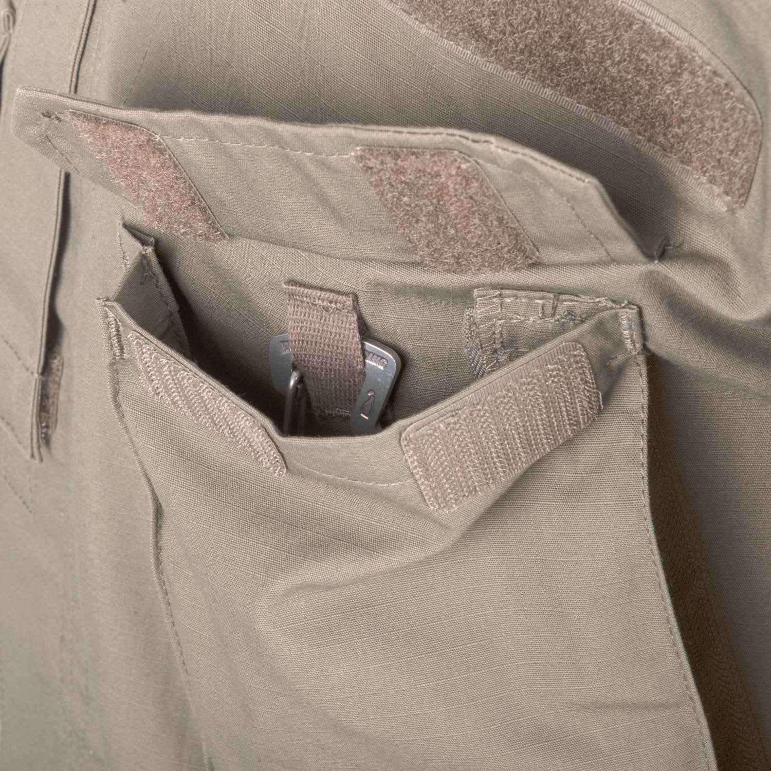 Chaqueta CPU rip-stop estilo ejército polaco, corte moderno y cuello alto forrado