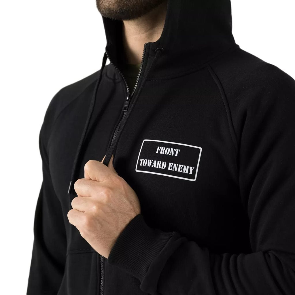 Sudadera negra con capucha y cremallera, estampado blanco FRONT TOWARD ENEMY